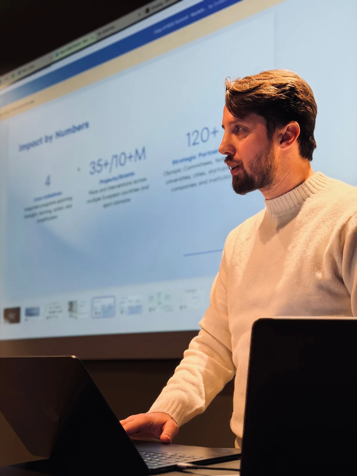 Håkon Ege speaking during a presentation.