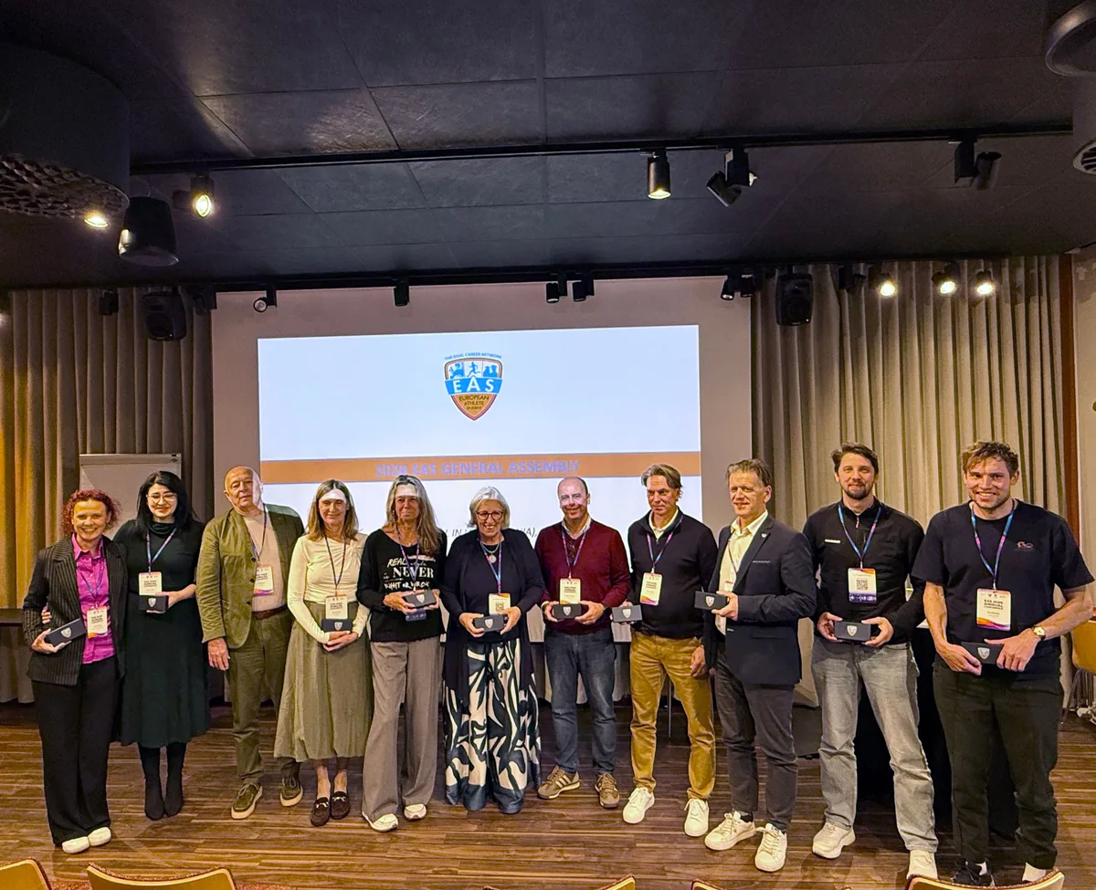 Håkon Ege on stage with conference participants.