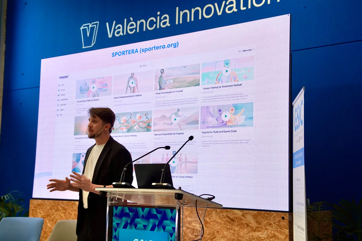 Archive photograph: Håkon Ege presenting SPORTERA on the Valencia Innovation Capital stage.